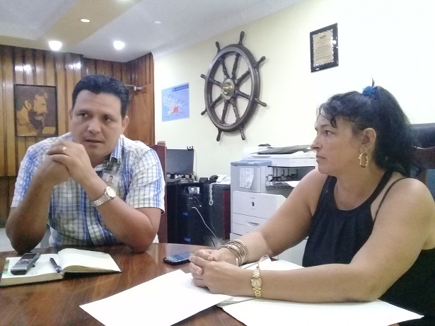 El director y la asesora jurídica de ESPO esgrimen argumentos que demuestran que la nacionalización del puerto santiaguero se realizó con apego a la Ley. Foto: Betty Beatón Ruiz