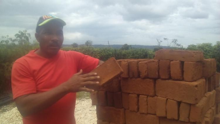 La producción local de materiales de la construcción se intensifica, según comenta Carlos Manuel Puentes, secretario general del sindicato en la UBPC Sabanilla. Foto: Betty Beatón
