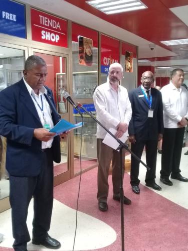 Emilio Dominico, director del aeropuerto Antonio Maceo durante las palabras de bienvenida al primer vuelo de AA a Santiago de Cuba. Foto: Betty Beatón Ruiz