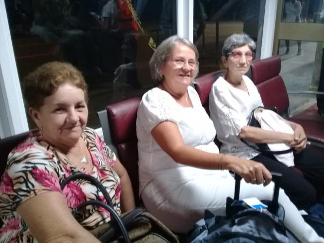 La santiaguera Sonia Quesada, al centro, junto a otras pasajeras, expresó la satisfacción y confianza de viajar en una compañía tan prestigiosa como AA. Foto: Betty Beatón Ruiz