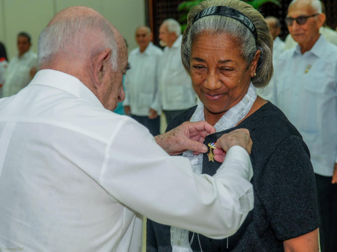 Bertha Luz es la única mujer que recibió este año el Título Honorífico de Heroína del Trabajo de la República de Cuba. | foto: José Manuel Correa