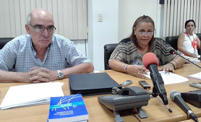 Las nuevas disposiciones contribuyen a la informatización de la sociedad, al bienestar de los ciudadanos, a la soberanía del país, destacaron Ana Julia Marine López y Wilfredo López Rodríguez, viceministra y director de Regulaciones, del Ministerio de Comunicaciones, respectivamente.