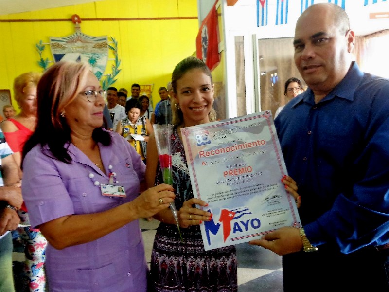 Leydis María Labrador (al centro), premiada en el concurso Primero de Mayo, recibe el reconocimiento. Foto: Jorge Pérez Cruz