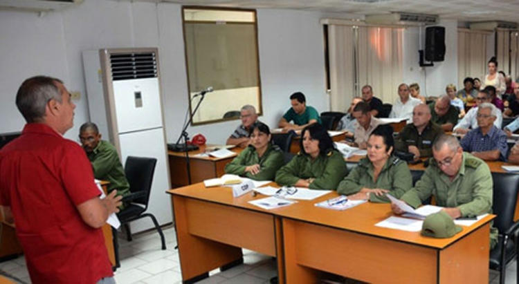 En el Consejo de Defensa Provincial de Cienfuegos se puntualizaron las misiones a ejecutar por parte de cada uno de los grupos de trabajo. Foto: Modesto Gutiérrez, ACN.