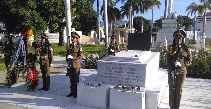 Cada año la Madre de la Patria recibe el merecido homenaje, en el cementerio de Santa Ifigenia, en ocasión de la celebración del segundo domingo de mayo. Foto: Betty Beatón Ruiz