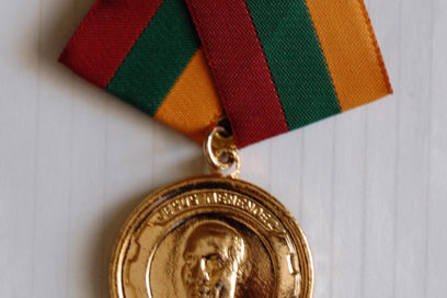 Condecoran en Cienfuegos a colectivos y trabajadores destacados