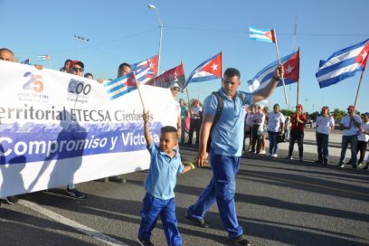 Marcha proletaria junto al mar