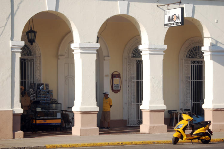 Fachada de la casa que perteneció a Tito Urrutia. Hoy es la sede del Fondo Cubano de Bienes Culturales (FCBC), en el corazón del Centro Histórico de Cienfuegos. / Foto: Barreras Ferrán