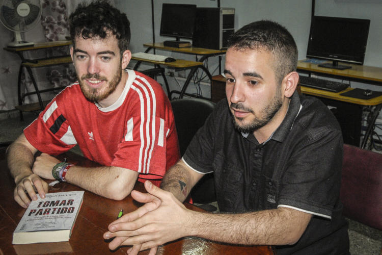 Sergio Gregori Marugán (derecha) ha fundado junto al camarógrafo y realizador Xavier Matos Cerdán (izquierda) y otros amigos, la productora y medio de comunicación Furor Televisión, con la cual rueda en Cuba un documental cuyo título provisional será El rayo verde. Foto: René Pérez Massola