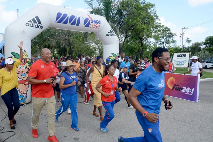 La primera edición de la Carrera Run24:1 en La Habana, encabezada por Javier Sotomayor. Foto: Ricardo López Hevia