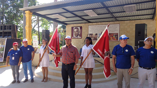 Entrega de la bandera de Vanguardia Nacional.