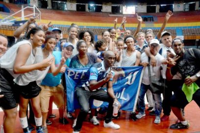 Capitalinas, remontada y encestes de oro