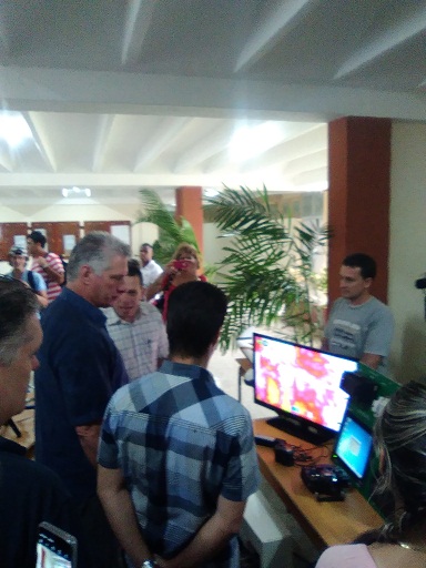 En la UCLV compartió con el Grupo de Robótica de la facultad de Ingeniería Eléctrica sobre sus investigaciones destinadas a los procesos productivos del país. Foto: Lourdes Rey Veitía