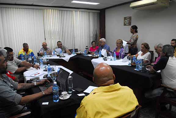 Representantes de 11 organizaciones obreras condenaron la política imperialista de bloqueo impuesto a Cuba y la escalada agresiva contra Venezuela. Foto Agustín Borrego Torres