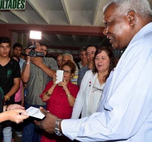 El presidente de la Asamblea Nacional del Poder Popular Esteban Lazo, realizó una visita de trabajo a Sancti Spíritus, donde intercambió con profesores y estudiantes de la Universidad José Martí del territorio. Foto: Vicente Brito/ Escambray