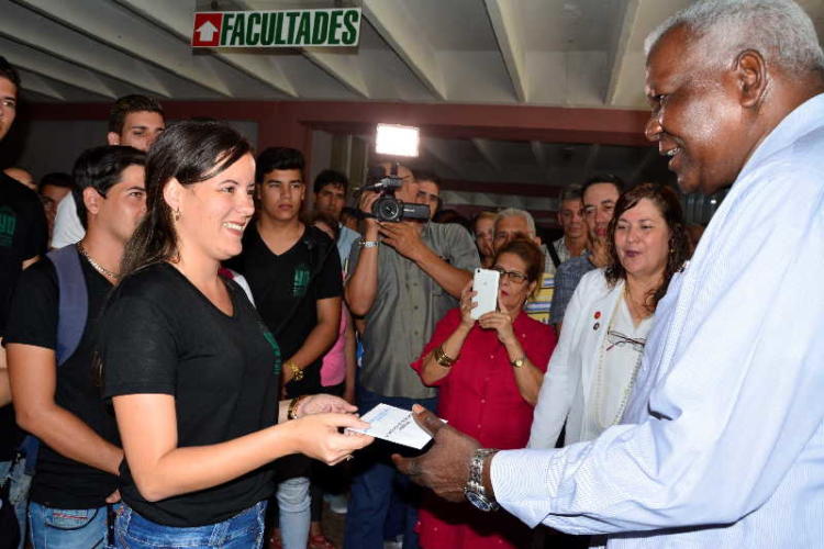 El presidente de la Asamblea Nacional del Poder Popular Esteban Lazo, realizó una visita de trabajo a Sancti Spíritus, donde intercambió con profesores y estudiantes de la Universidad José Martí del territorio. Foto: Vicente Brito/ Escambray mayo 2019