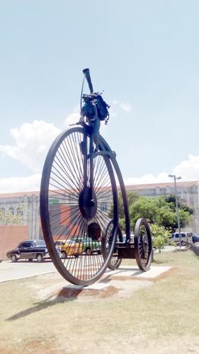 Entre las novedades que trajo la Bienal estuvo la inauguración, frente al almacén de madera y tabaco y muy cerca de la Iglesia de Paula, de la escultura moumental Contra viento y marea, de la camagüeyana Martha Jiménez, consistente en un gran principio que, según la artista, simboliza el transitar por la vida. Esta es una de las obras que ganó mayor admiración entre el público.