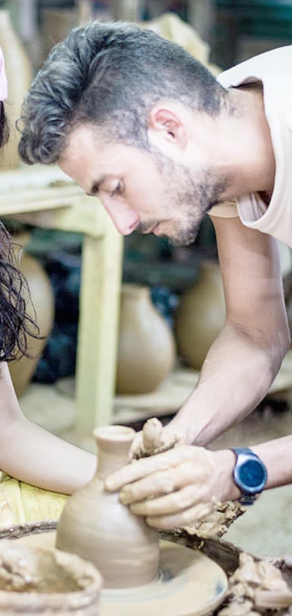 El joven y talentoso Héctor Manuel, figura imprescindible en Arte del Fuego en el modelado de los soportes en barro. | foto: Yoanela Hernández