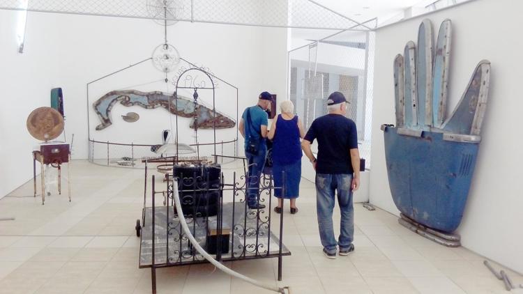 El Taller de Reparaciones, de René Francisco, Premio Nacional de Artes Plásticas, forma parte del proyecto Museos Interiores, en la suntuosa muestra prevista en el Edificio de Arte Cubano del Museo Nacional de Bellas Artes, que incita a la reflexión sobre el futuro de esta ínsula.