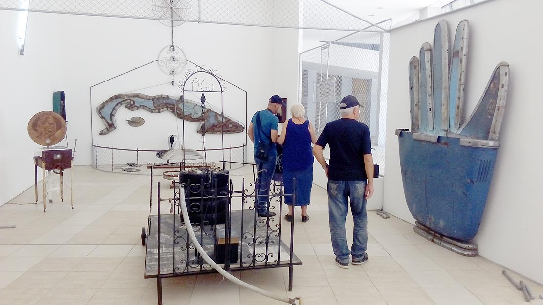 El Taller de Reparaciones, de René Francisco, Premio Nacional de Artes Plásticas, forma parte del proyecto Museos Interiores, en la suntuosa muestra prevista en el Edificio de Arte Cubano del Museo Nacional de Bellas Artes, que incita a la reflexión sobre el futuro de esta ínsula.