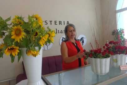 En Villa Clara, flores para mamá