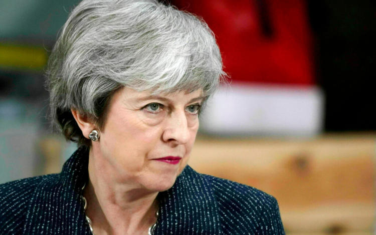 A pesar de la insistencia de su propio partido, Theresa May no ha presentado un cronograma para su dimisión. Hasta el momento, mantiene su declaración original de renunciar una vez que se alcance el Brexit. Foto: tomada de Azteca Noticias