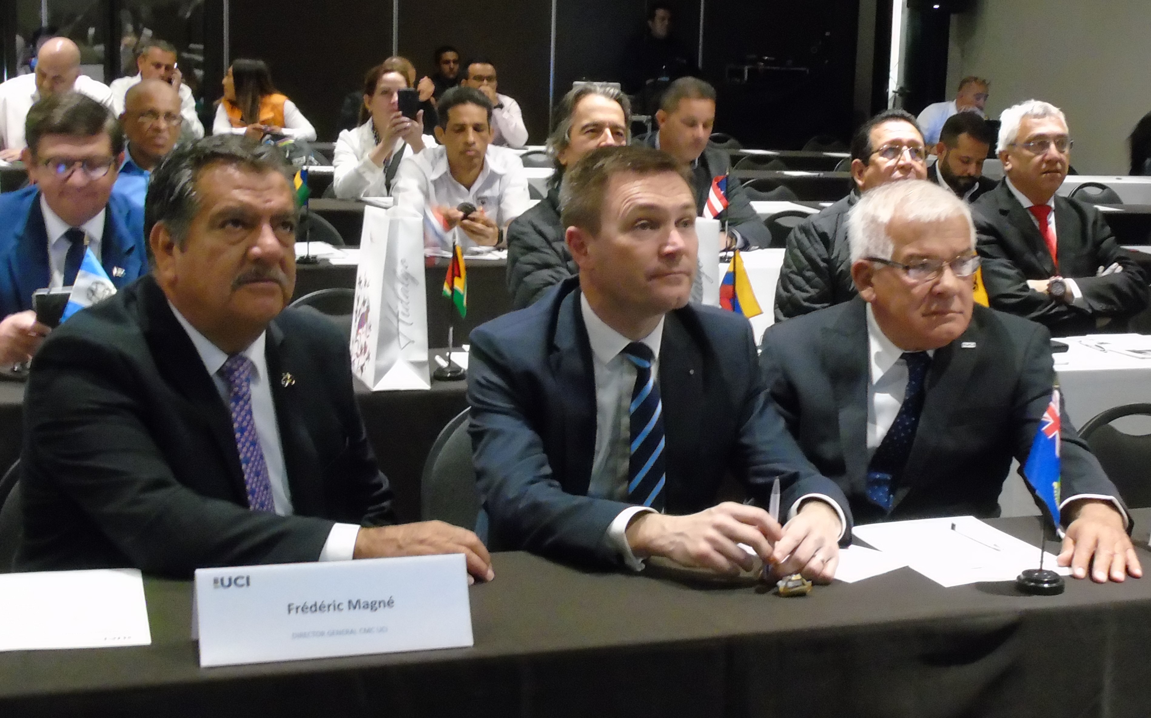 De izquierda a derecha, Edgardo Hernández, presidente de la Federación Mexicana de Ciclismo,; David Lappartient, titular de la UCI; y José Manuel Peláez, presidente de la Confederación Panamericana de Ciclismo. Foto: Humberto Ruiz.