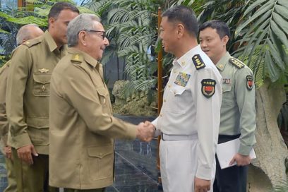 Raúl receives Admiral Miao Hua, member of the Central Military Commission of the People’s Republic of China