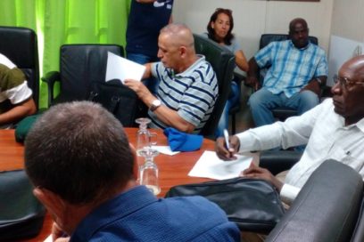 Salvador Valdés Mesa recorre el Instituto de Investigaciones del Tabaco