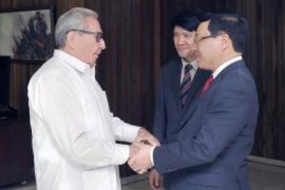 Raúl receives Vietnamese Foreign Minister