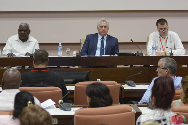 Miguel Diaz Canel (C), Presidente de los Consejos de Estado y de Ministros; Esteban Lazo Hernández (I), presidente de la Asamblea Nacional del Poder Popular (ANPP); y Oscar Hung Pentón (D), presidente de la Asociación Nacional de Economistas y Contadores de Cuba (ANEC), asisten a la clausura del VIII congreso ANEC, que sesiona en el Palacio de Convenciones, en La Habana, el 14 de junio de 2019. ACN FOTO/Ariel LEY ROYERO/sdl
