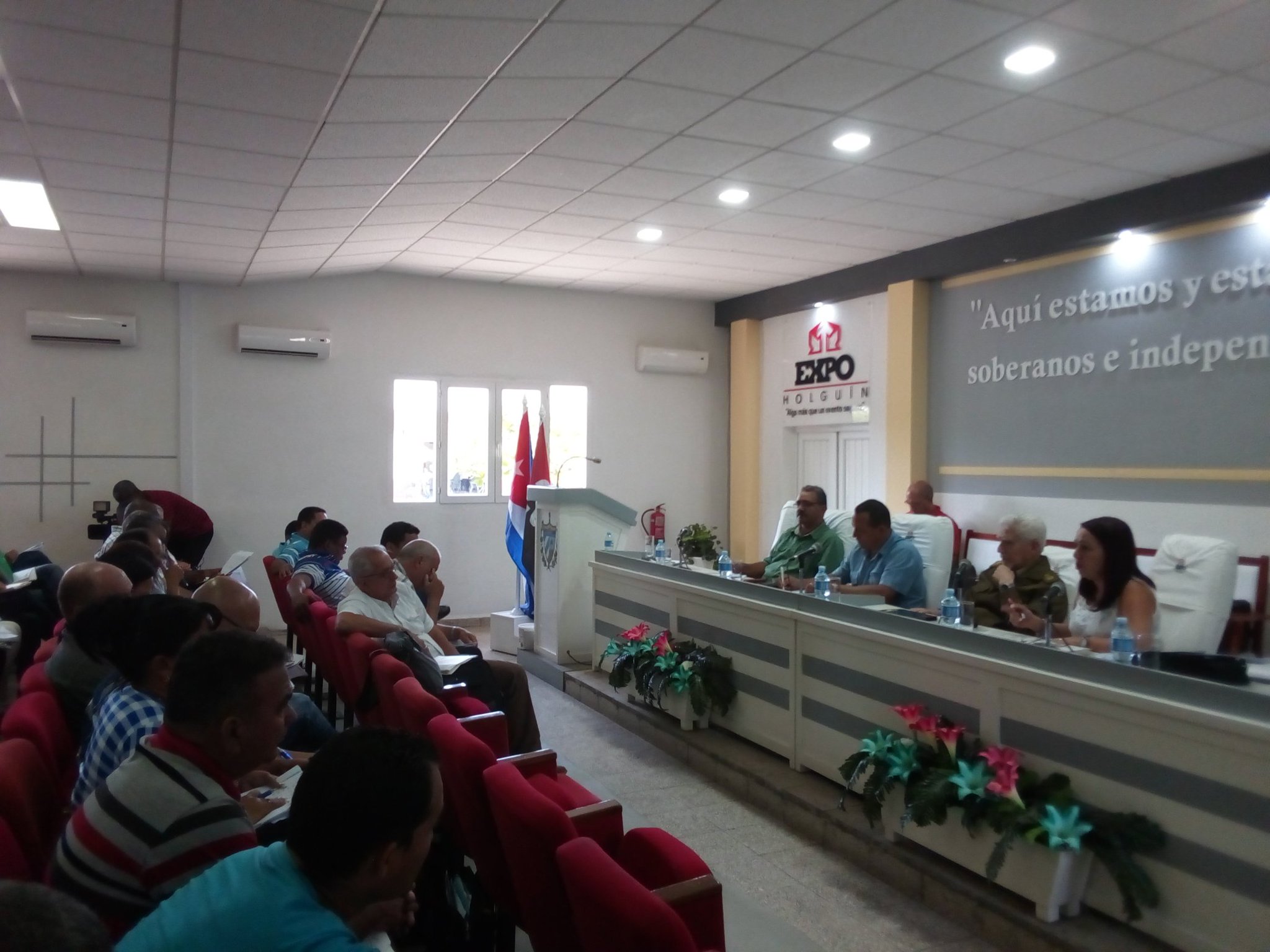 Ramiro Valdés precisa prioridades del programa de la vivienda en Holguín y Las Tunas