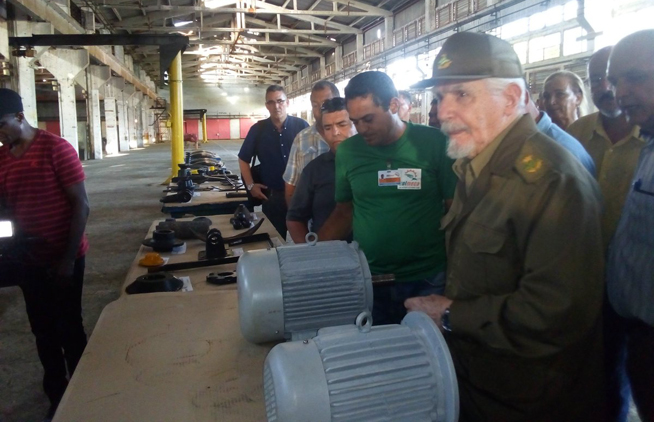 Valdés Menéndez constató la fabricación de piezas y maquinarias para la producción local de materiales de la construcción en la Empresa Mecánica Héroes del 26 de Julio de Holguín. Foto: @ValdesMenendez