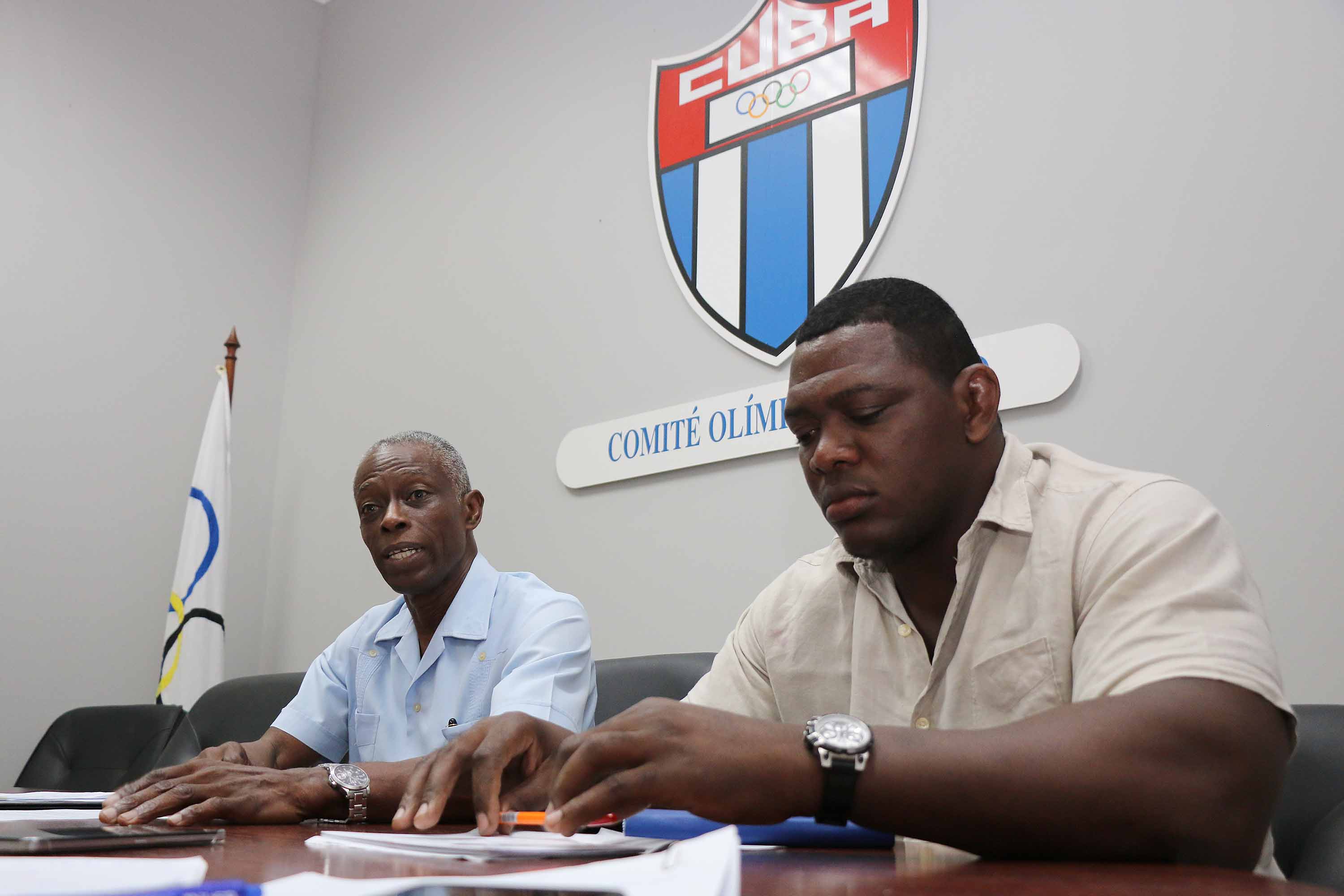 Mijaín López y Roberto León Richard en la sede del Comité Olímpico Cubano. Foto: Roberto Morejón