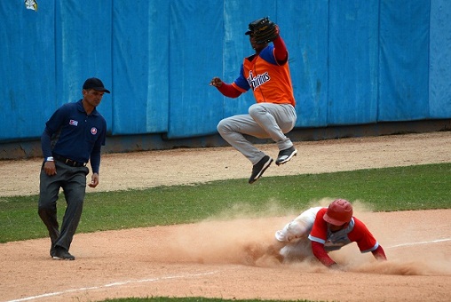 Juego entre Sancti Spiritus y Ciego de Ávila como parte de la Serie Nacional de béisbol Sub 23. FOTO/ Osvaldo GUTIÉRREZ GÓMEZ