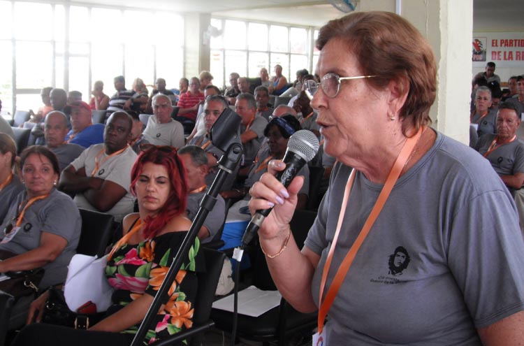 Aunque hay logros en la actividad innovadora en el sector de la salud en Mayabeque, en ocasiones falta pasión para resolver dificultades, afirmó la Máster en Ciencias Mayda Oliva Martínez. Foto: Agustín Borrego Torres