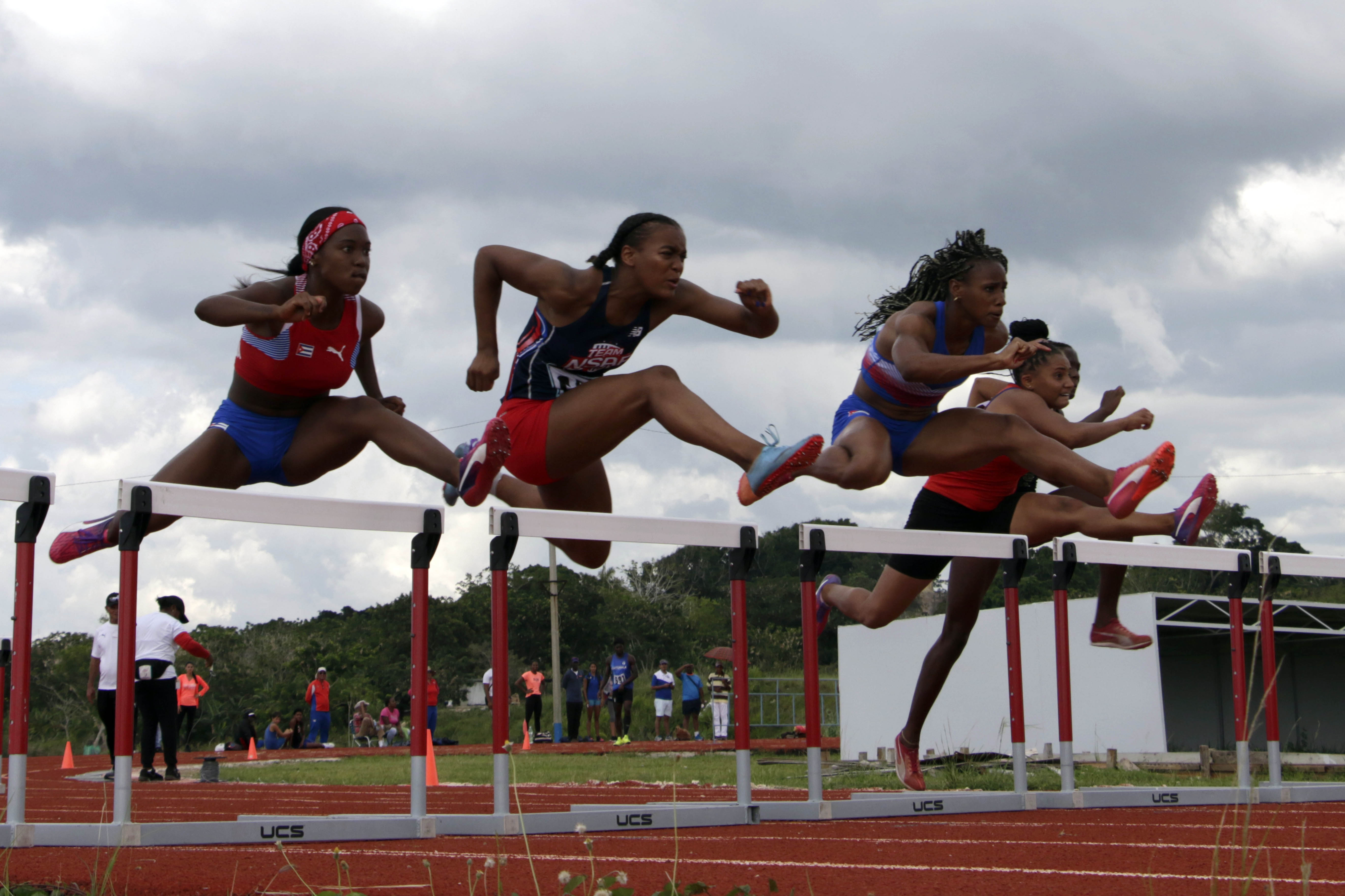 Greisys Robles se impuso en los 100 con vallas. Foto: Abel Padrón