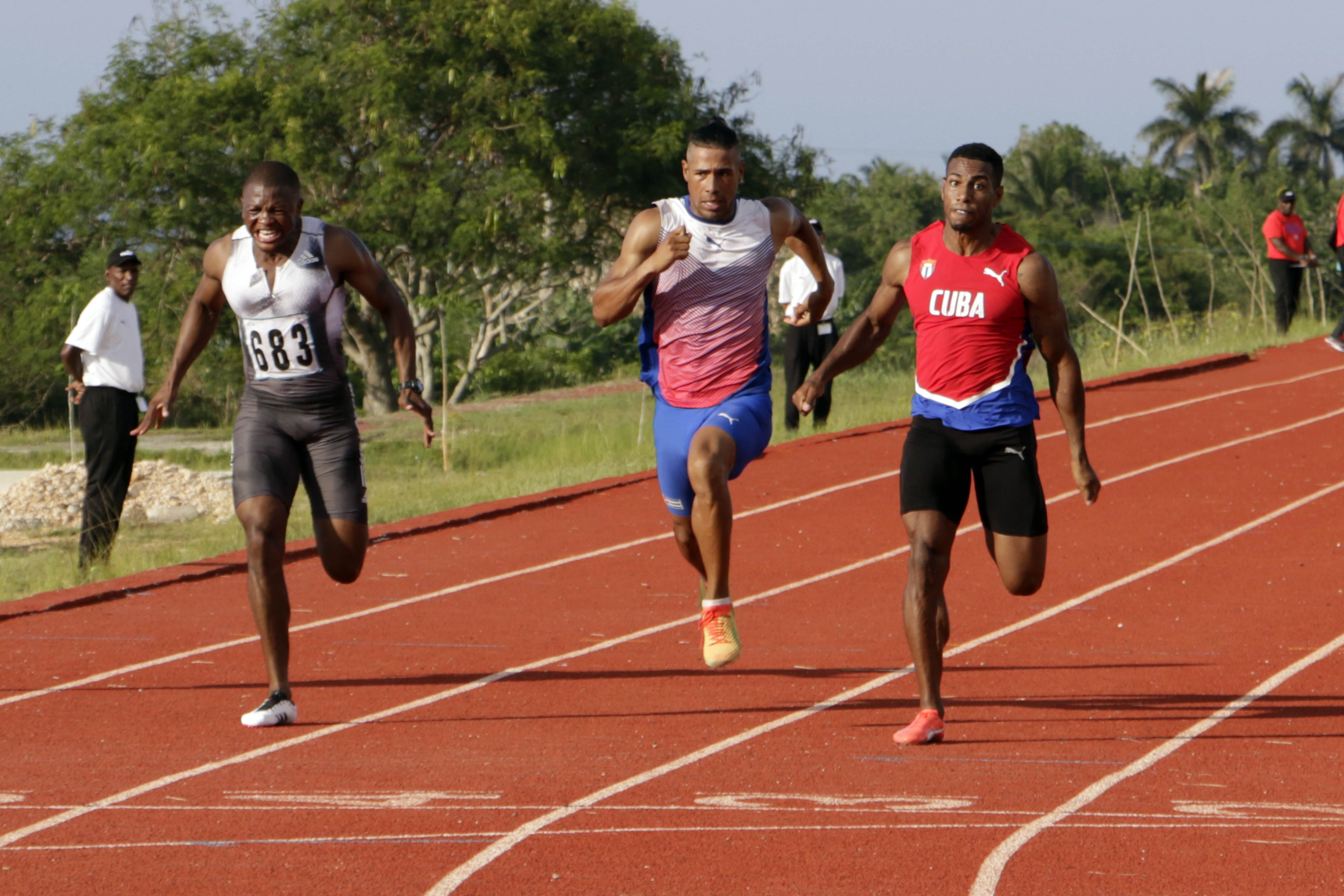 Final de 100 metros planos donde Reynier Mena impuso récord para el evento. Foto: Abel Padrón