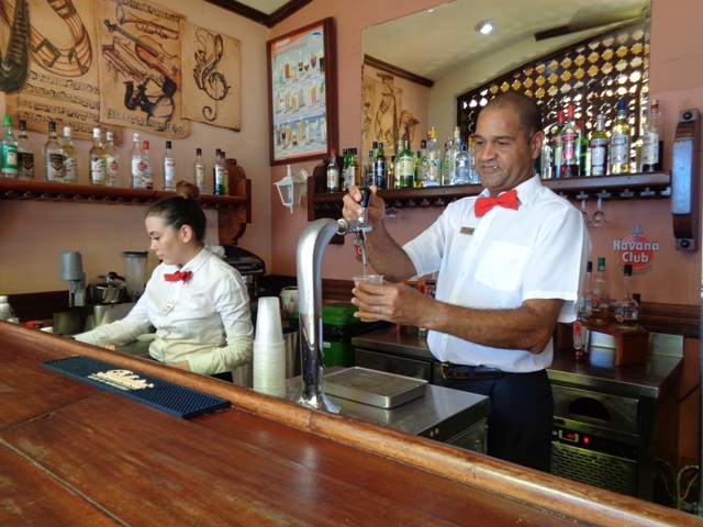 Trabajadores fundadores y jóvenes trabajan unidos por una misma calidad. El Hotel contribuye con la formación de jóvenes estudiantes. Foto: Lianne Fonseca Diéguez