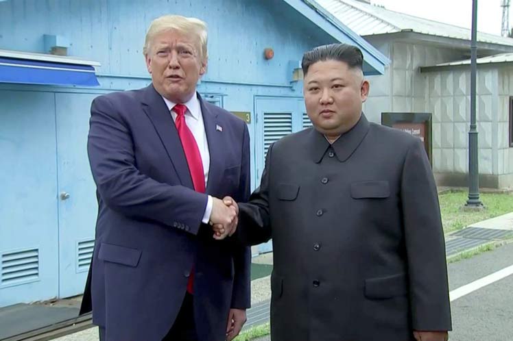 Kim y Trump dialogan en frontera intercoreana