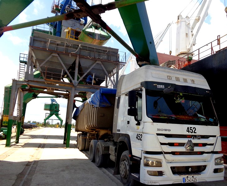 En plena faena de descargue. Foto: Ángel Chimeno Pérez