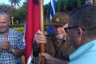 Entrega Ramiro Valdés Bandera Vanguardia Nacional a Geominera del Centro