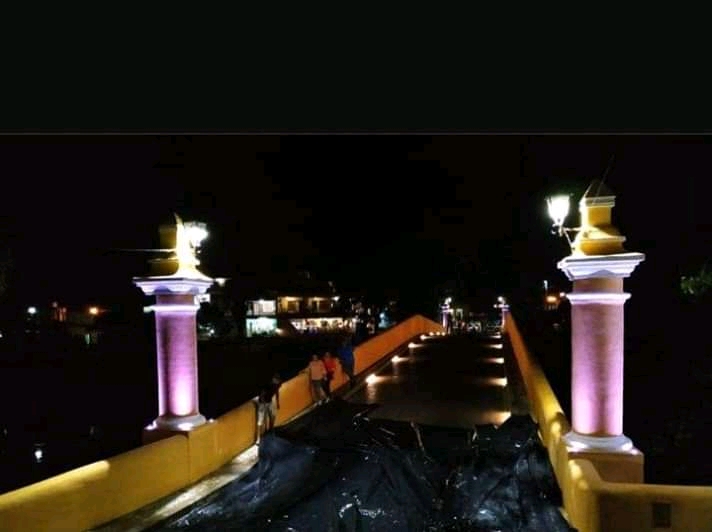 Al puente sobre el río Yayabo, símbolo de la ciudad de Sancti Spíritus, se le colocaron luminarias próximas a su pavimento con motivo del aniversario 505 de la fundación de la villa del Espíritu Santo. Foto: Javier Alejandro Brito/ Facebook