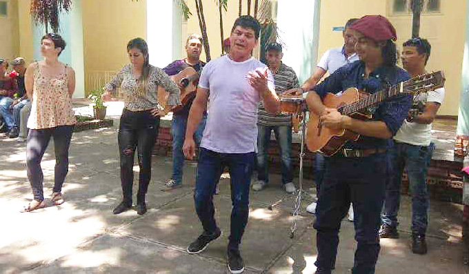 Respaldados por el Cuarteto Toledo, cuatro improvisadores actuaron en la sede de la Universidad de Sancti Spíritus: De izquierda a derecha, Oihana, Yeny, Papillo y Nicasio. Foto: Ernesto Limia