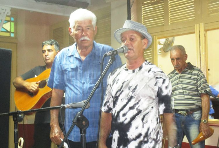 En la sede de la Uneac, una contralectura entre el escritor Ramón Díaz Medina y el repentista Diosdado Naranjo. Foto: Irasema Cruz