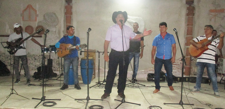 Improvisadores y escritores compartieron una noche con los pobladores del municipio de La Sierpe, en una actividad coordinada por el CAI arrocero Sur del Jíbaro. En la imagen, una de las actuaciones de esa velada, la controversia entre Raúl Herrera y Papillo. Foto: Irasema Cruz