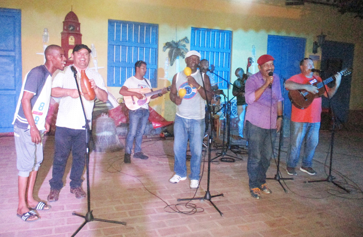 En la siempre impresionante ciudad de Trinidad, los participantes actuaron en el Patio Bécquer, de la colaboradora Empresa Aldaba. En la imagen El Jilguerito, acompañado por la Parranda Manacanabo. Foto: Irasema Cruz