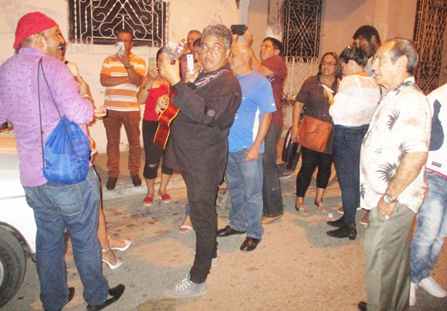 La clausura del Festival, como ya se ha hecho habitual, fue la serenata, tradición rescatada que en esta ocasión, en la medianoche del último día, tocó a las puertas del músico espirituano José Ezequiel Cardoso (Lalito), estudioso de la obra del relevante compositor Ángel Rafael Gómez Mayea (Teofilito), autor entre otras de la conocida canción Pensamiento, joya de la trova espirituana y pieza de la cual se cumplían 104 años. Foto: Irasema Cruz