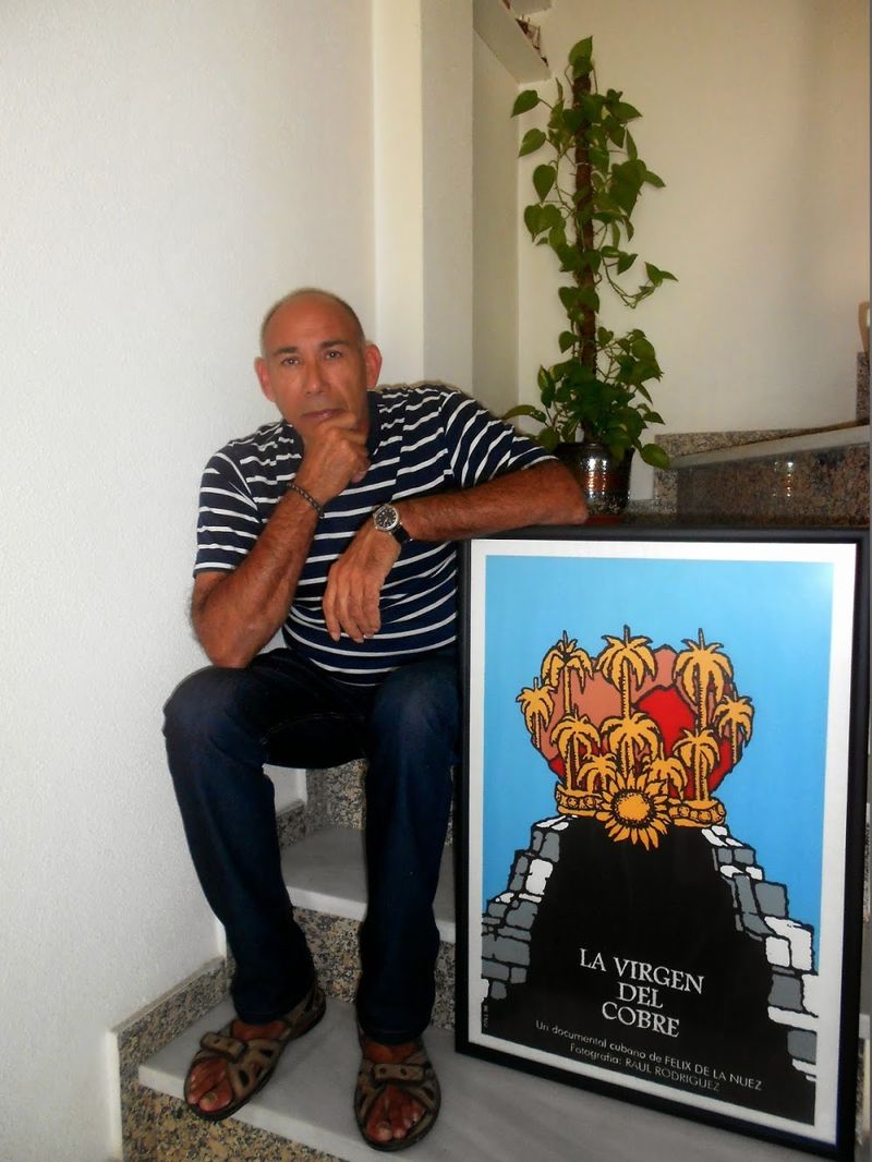 Félix de la Nuez Milián con cartel de la obra La Virgen del Cobre.