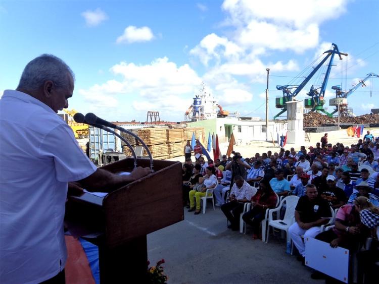 El secretario general del Sindicato Nacional de los Trabajadores de Transporte y Puertos, Fermín Umpierre Iraola, significó el rechazo a la Ley Helms-Burton. Foto: Jorge Pérez Cruz